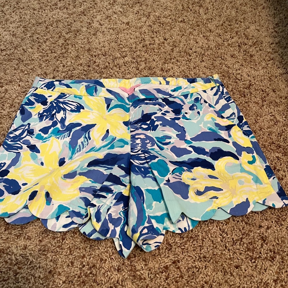 Lilly Pulitzer scalloped shorts. Size 4